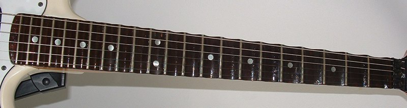 Học đàn Guitar phím lõm