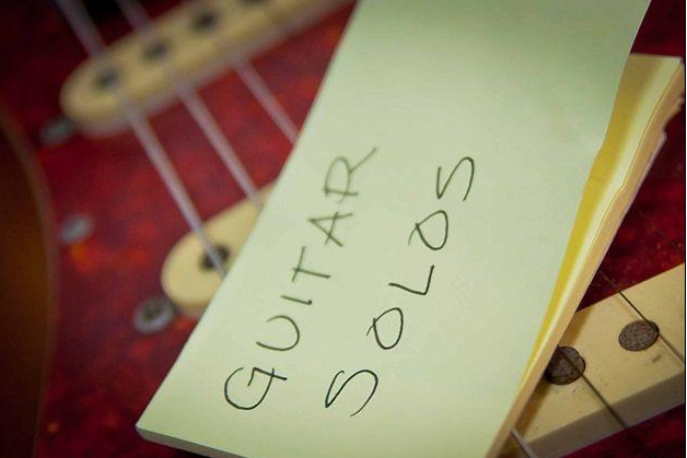 Để chơi guitar solo?