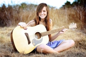 Cách chọn đàn Guitar cho nữ giới