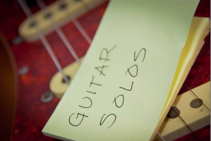 Để chơi guitar solo?